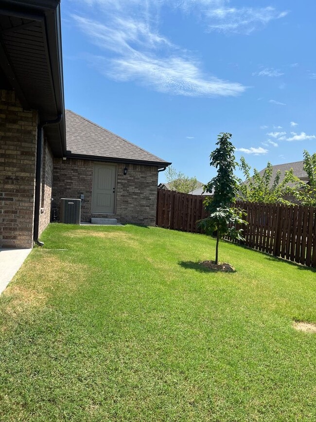 Building Photo - 380 Fox Cir