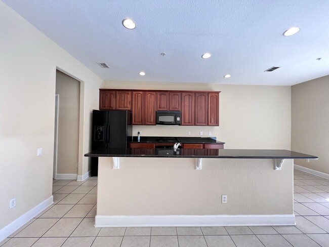 Building Photo - Great townhouse -  available now!