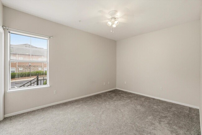 Building Photo - 2801 Chancellorsville Dr