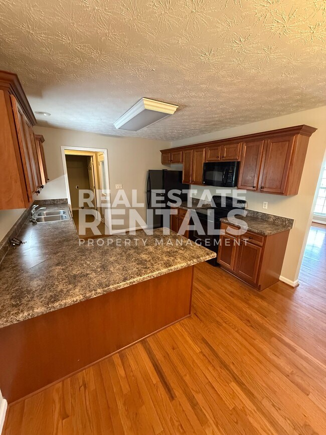 Building Photo - 3083 Lakeview Cir