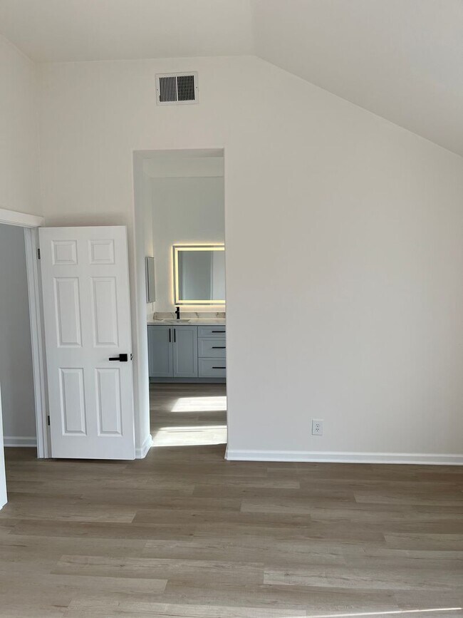 Building Photo - Remodeled Townhome in the Heart of Cupertino!