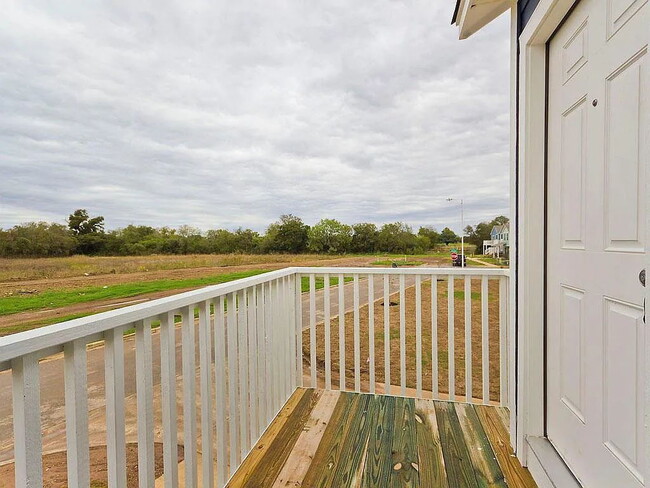 Building Photo - 335 Rachel St