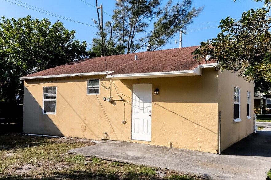 Building Photo - 4610 Pinewood Ave