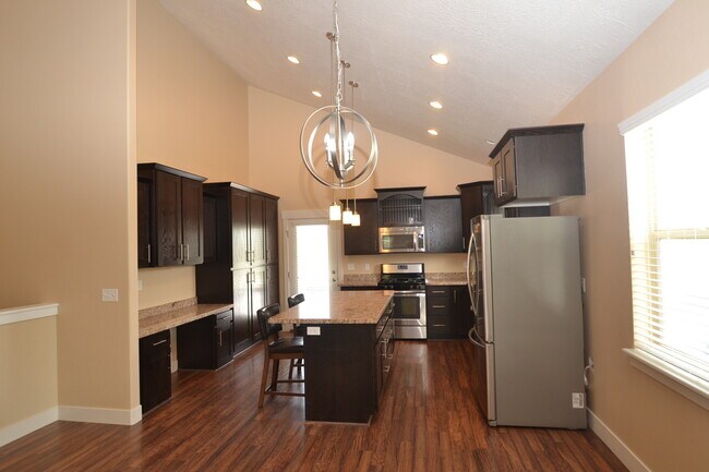 Building Photo - Cozy 2 Bedroom 2 Bath Home in Midvale!!!