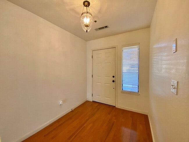 Building Photo - Spacious Condo in a Desirable Private Community