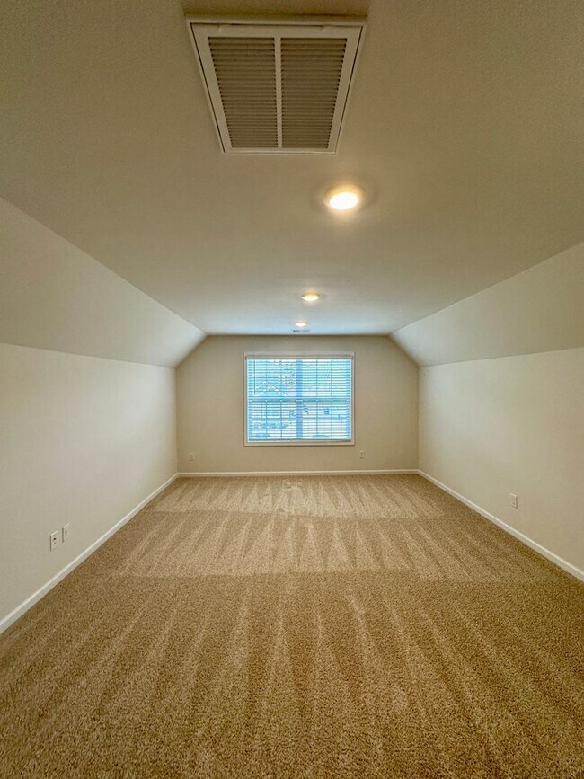 Building Photo - Beautiful 4BR/3BA Home in Falls Cove @ Lak...