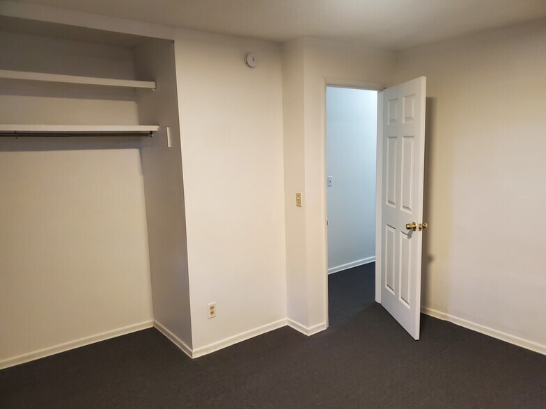 Building Photo - 2915 W 7th Ave