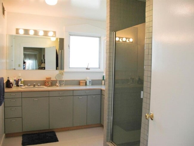 Building Photo - Fully Furnished Short Term Rental (March 7 to June 28, 2025) By Downtown Menlo Park!