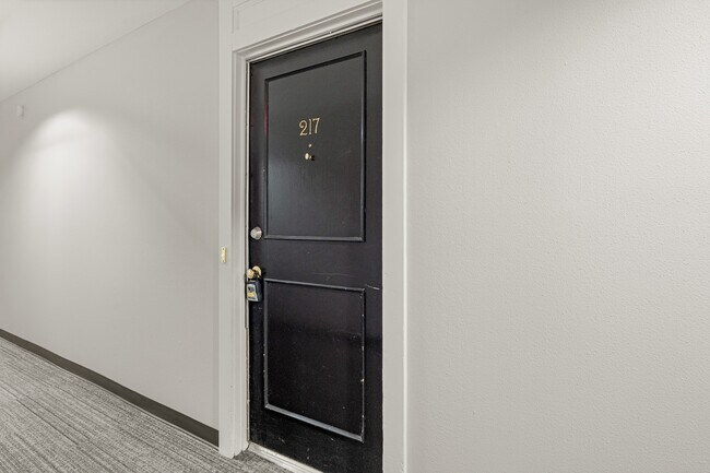 Building Photo - 357 N Post Oak Ln