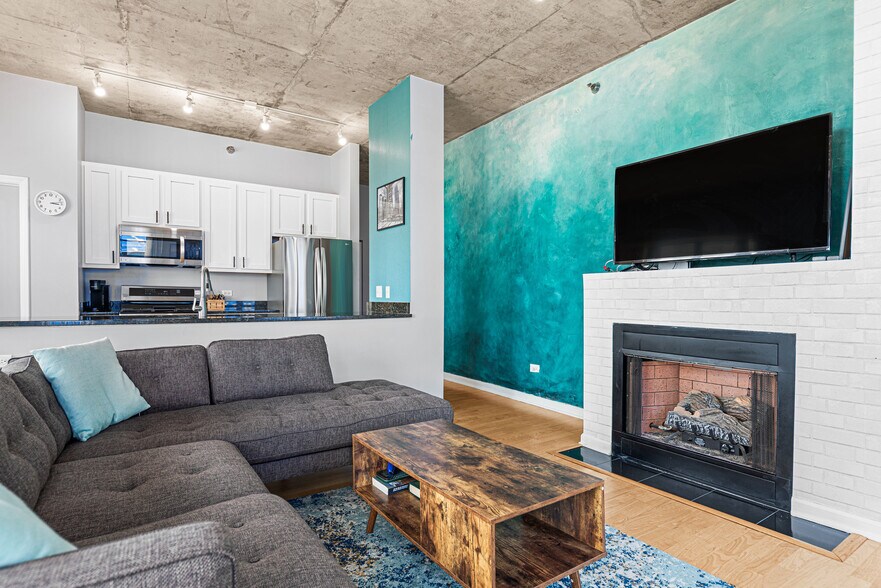 living / kitchen - 1122 W Catalpa Ave