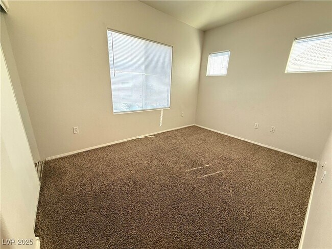 Building Photo - 2305 W Horizon Ridge Pkwy