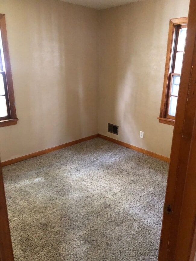 Building Photo - nice 2 bedroom house ready for move in ASAP.