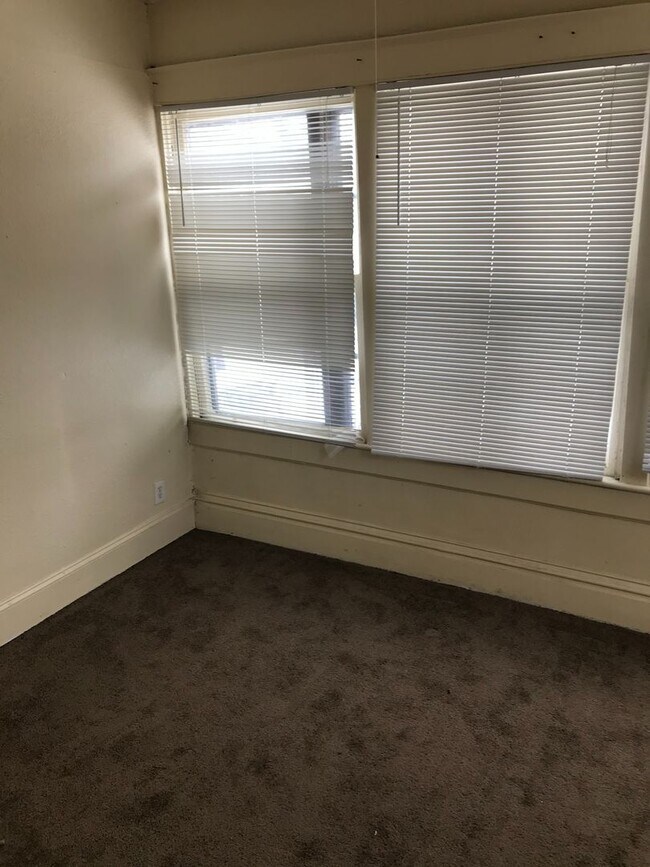 Building Photo - 2932 15th Ave S