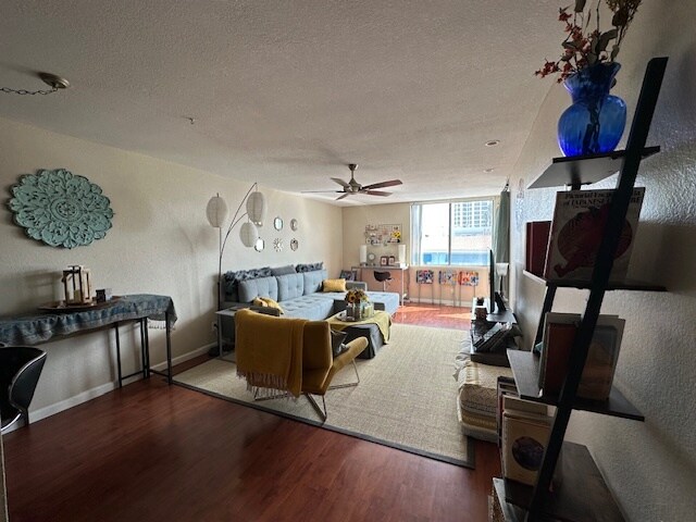 Lving room - 1140 E Ocean Blvd