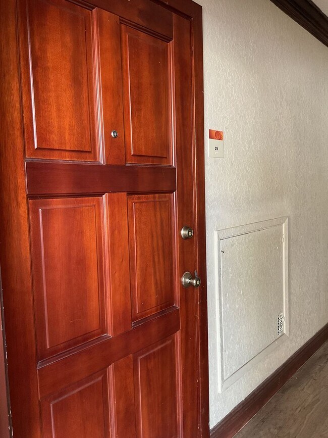 Building Photo - Spacious 1/1 Corner Unit.  Call for Limite...