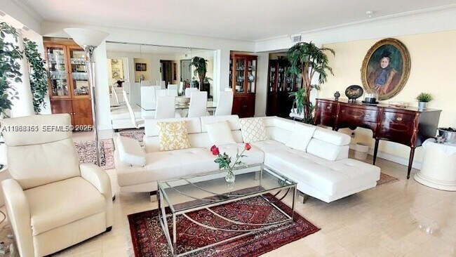 Building Photo - 1800 NE 114th St