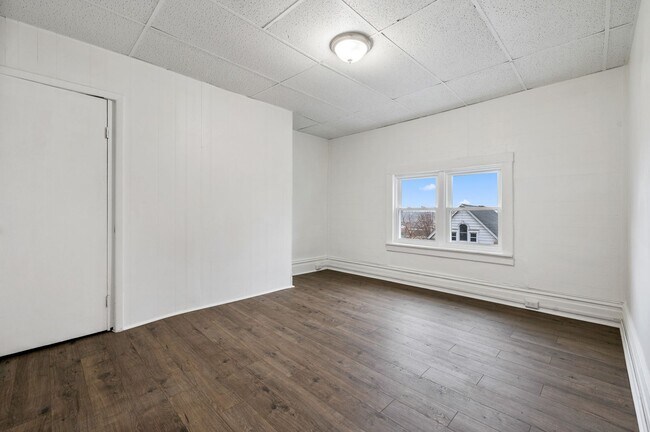 Building Photo - Spacious 3 Bed, 1 Bath Apartment in Garfie...