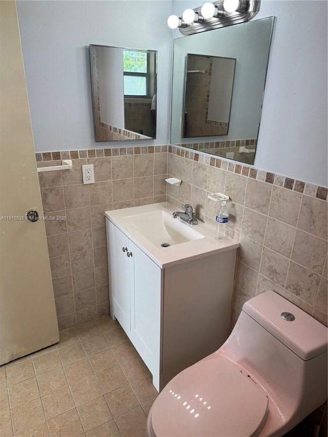 Building Photo - 7915 Harding Ave