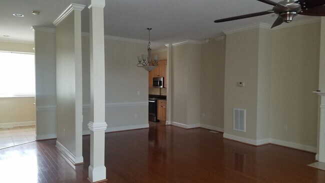 Building Photo - DOWNTOWN LIVING! BEAUTIFUL 3 Bed 2 full 2 ...