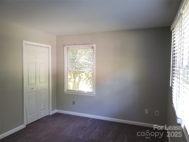Building Photo - 420 Beaty St