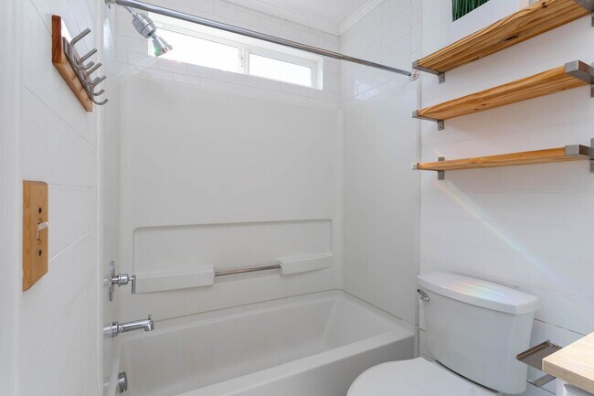 Building Photo - MODERN 3-BEDROOM HOME in CROSS CREEK w/ A/C