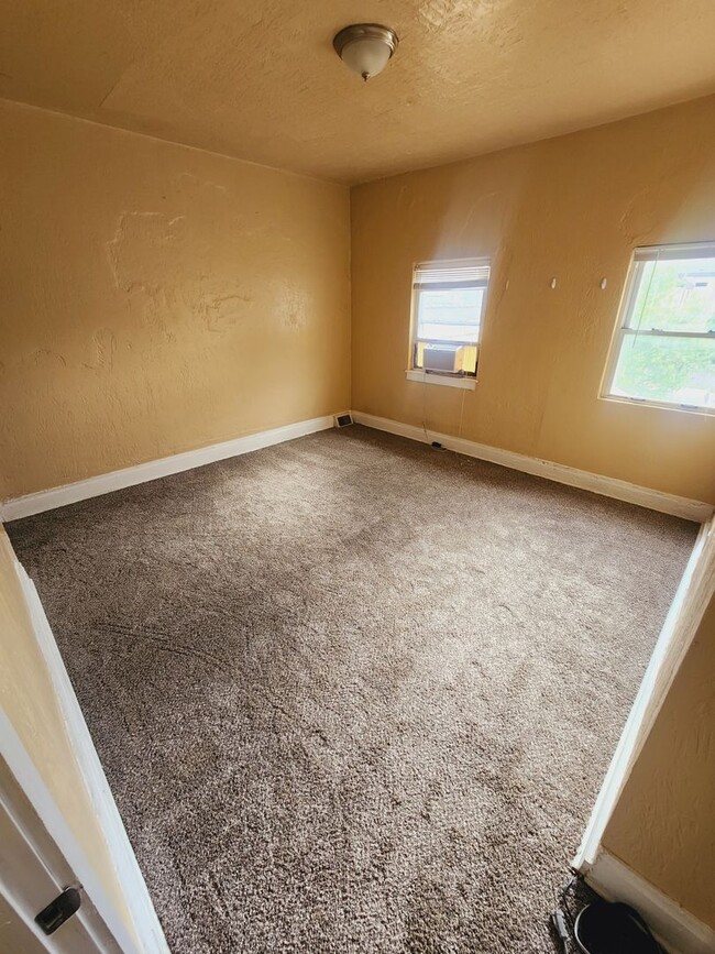 Building Photo - 2 Bed 1 Bath Townhouse for Rent in Lawrenc...