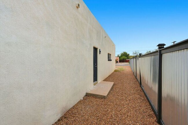 Building Photo - Bright, Fresh & Pet-Friendly — 3BR Retreat Minutes from U of A
