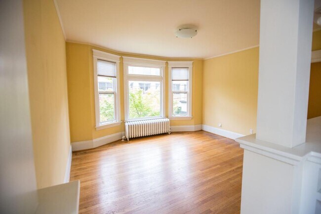 Building Photo - Dubois Apartments - 2 bedrooms