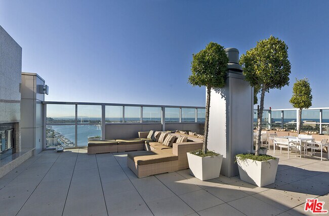 Building Photo - 13700 Marina Pointe Dr