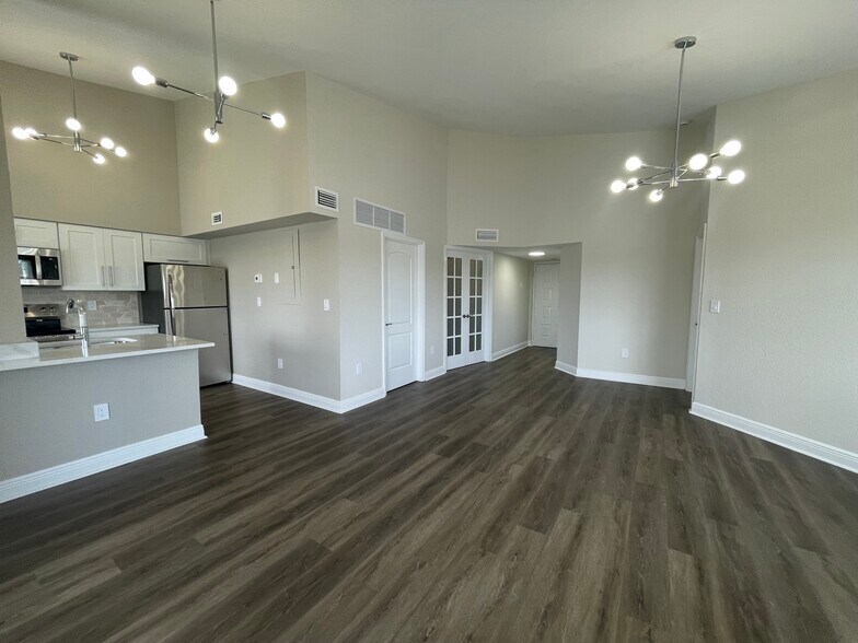 Building Photo - 2850 N Oakland Forest Dr