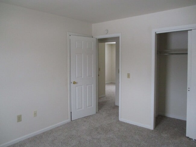 Building Photo - 3 Bedroom Townhouse to call home!