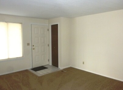 Building Photo - COZY END UNIT TOWN-HOME IN LONGMONT AVAILA...