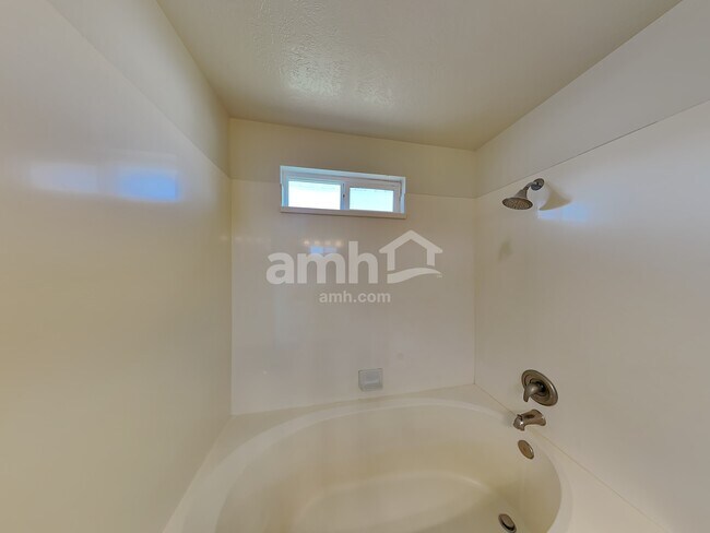 Building Photo - 949 580 E