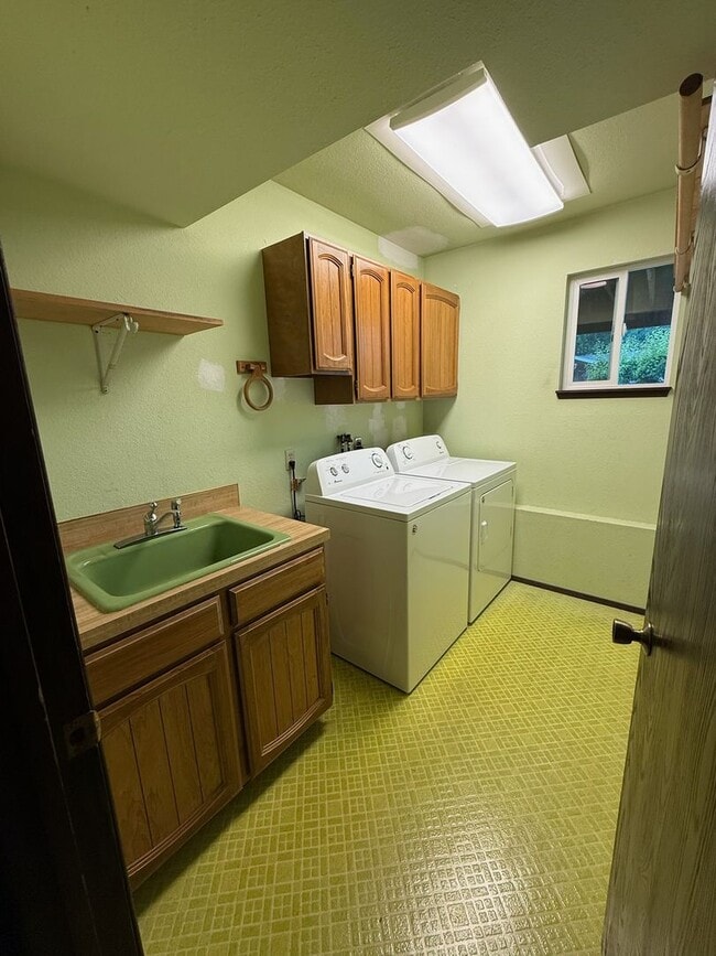 Building Photo - Gorgeous 4 bedroom home on corner lot in B...
