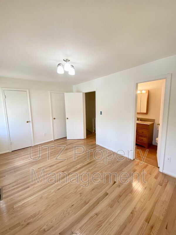 Building Photo - 722 Robinwood Dr