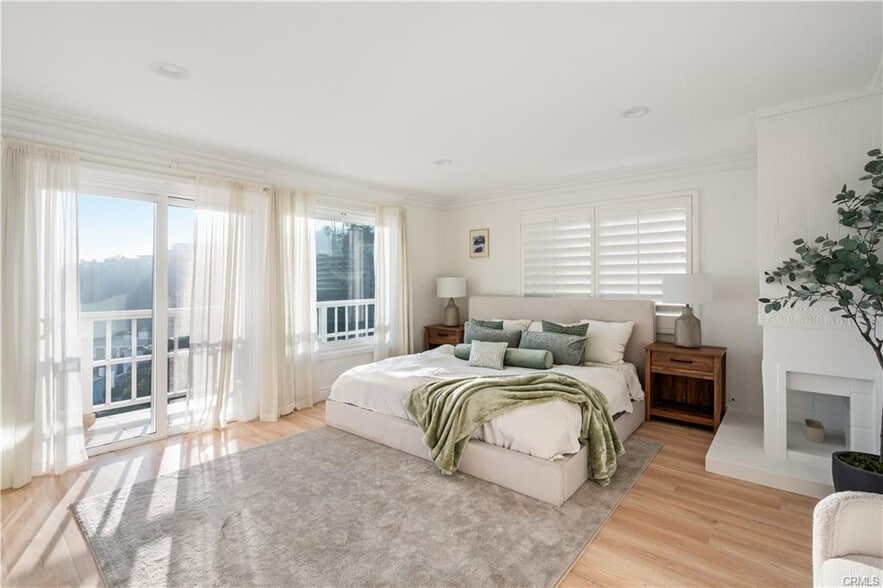 Building Photo - 2019 Sunset Plaza Dr