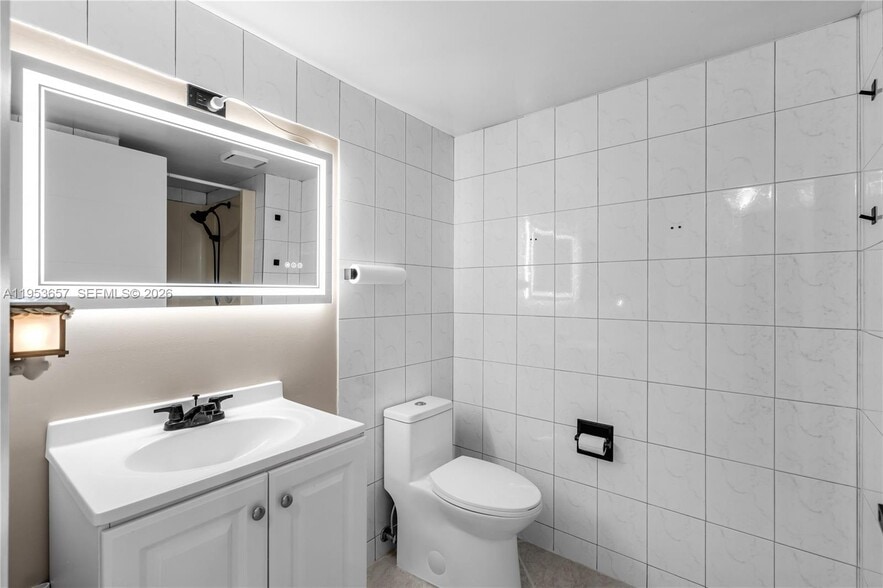 Building Photo - 9421 Fontainebleau Blvd