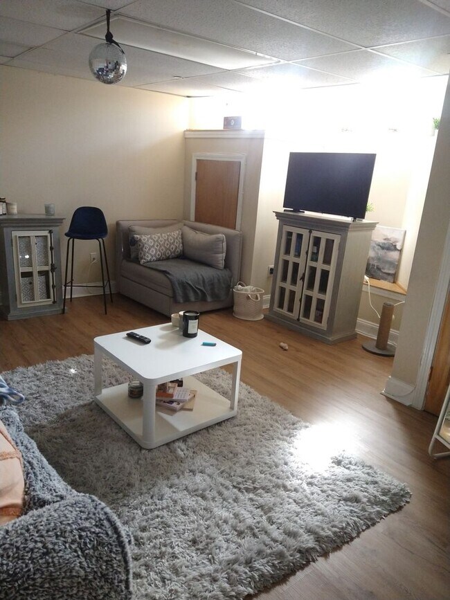 Building Photo - 9/1/25 Spacious two-level 3BR/2BA near Pac...