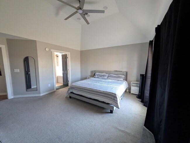 Building Photo - 1001 Hummingbird Dr.