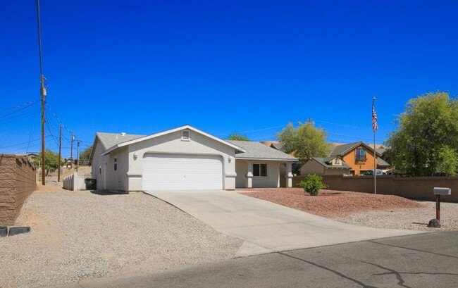 Building Photo - 3 Bedroom - 2 Bath Pool Home