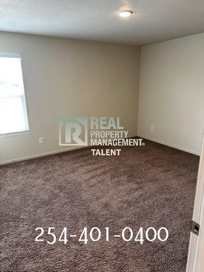 Building Photo - Charming 3-Bedroom, 2.5-Bathroom Duplex in...