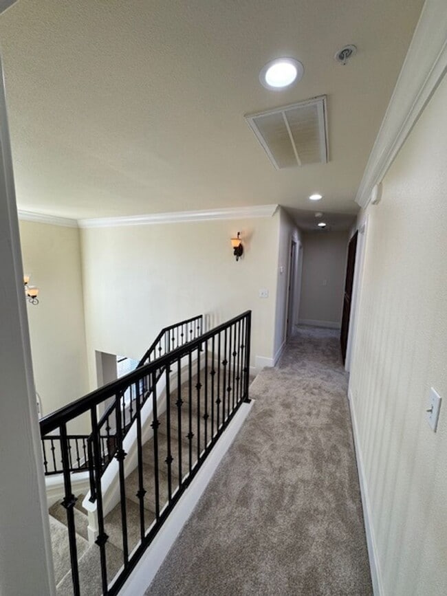 Building Photo - Upscale Modern 4 Bed | 2.5 Bath – Yard Mai...