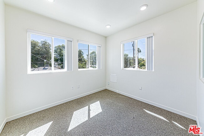 Building Photo - 5912 Satsuma Ave