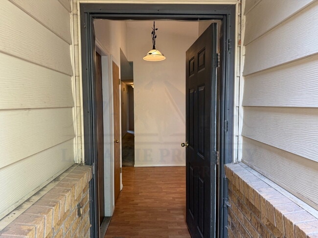 Building Photo - Single-Level 3-Bedroom Townhome with Primary Suite & Attached Garage