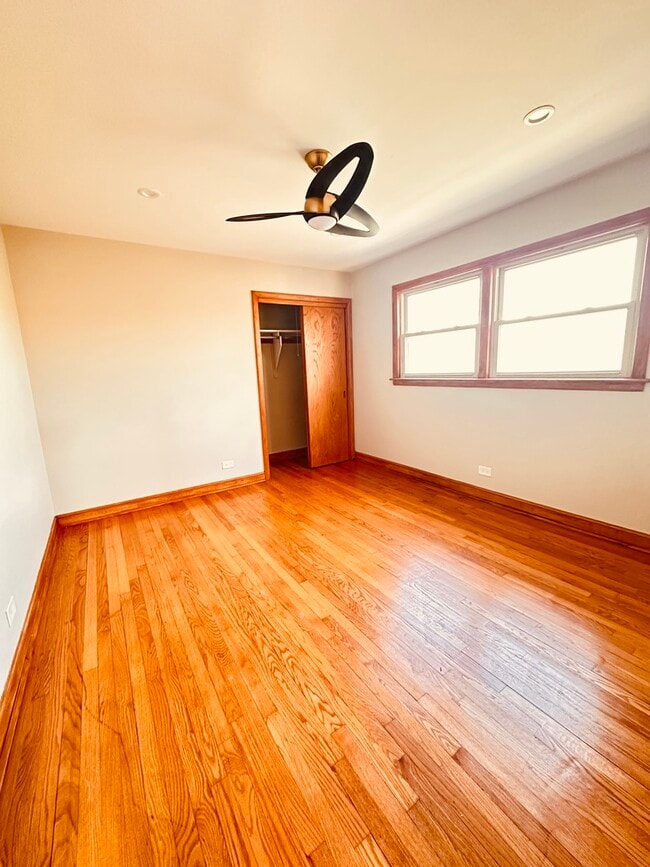 Building Photo - 2823 W 71st St