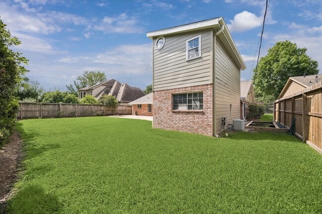Building Photo - 9777 Larston St