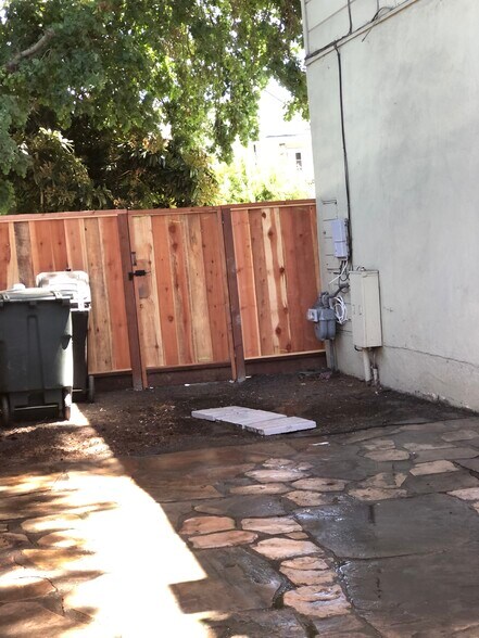 Building Photo - 1031 Hudson St