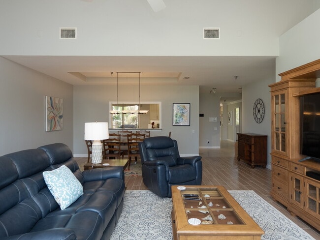 Building Photo - Luxury Furnished Longboat Key Retreat with Private Beach Club Access & Golf Course Views Remodele...