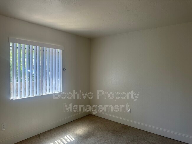 Building Photo - 1102 E Polk St