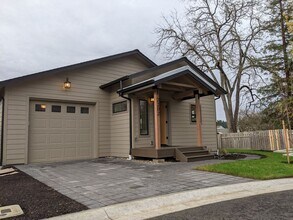 Building Photo - Gorgeous 2-Bedroom, 2-Bath Home In Eugene!